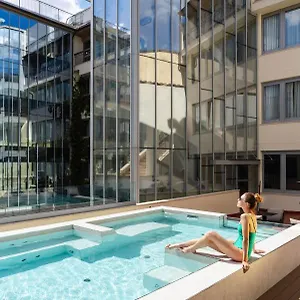 Iq Hotel